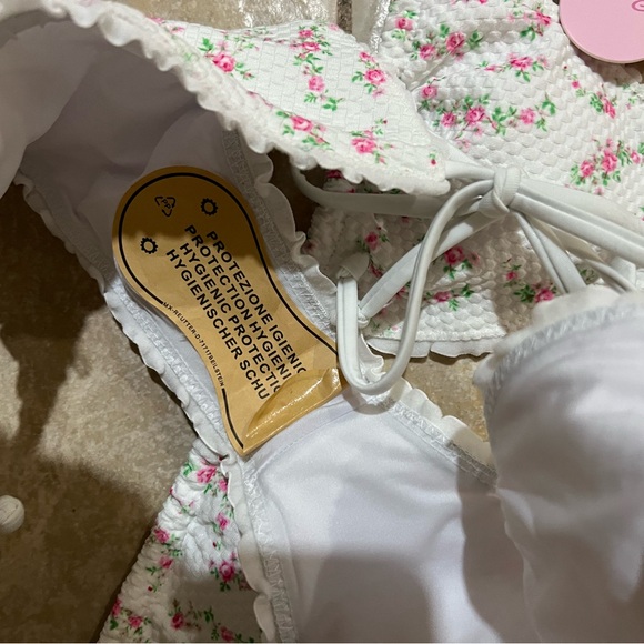 Cute and Pretty bikini - Picture 6 of 8